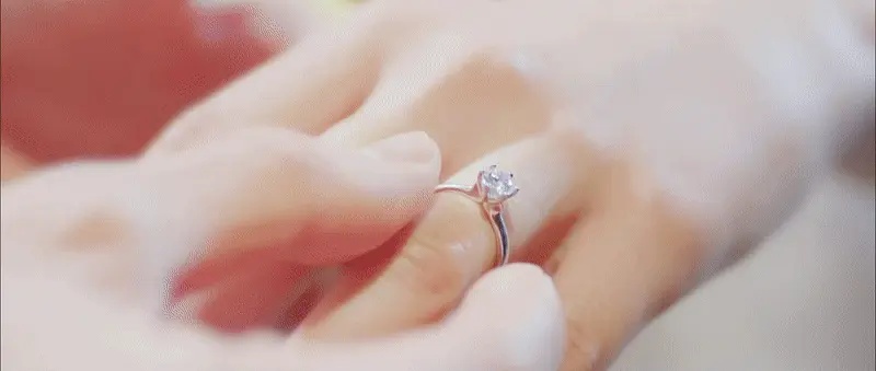 키스를-나누는-중-동시에-결혼장면을-보게되는-선재와-솔이