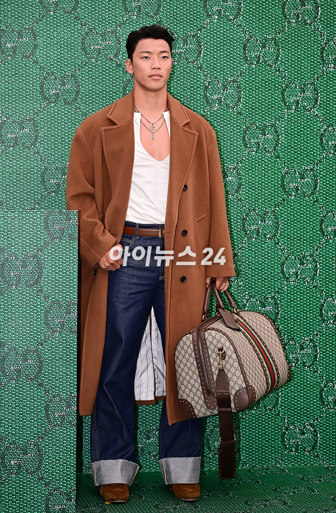 축구선수 황희찬이 6일 오후 서울 용산구 구찌가옥에서 열린 구찌(GUCCI) 신제품 출시 기념 행사에서 포토타임을 갖고 있다. [사진=곽영래 기자]