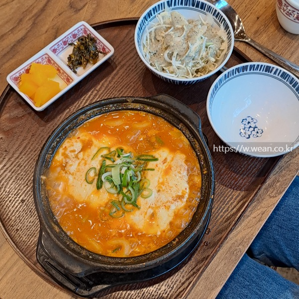 김치나베가 놓여있어요.