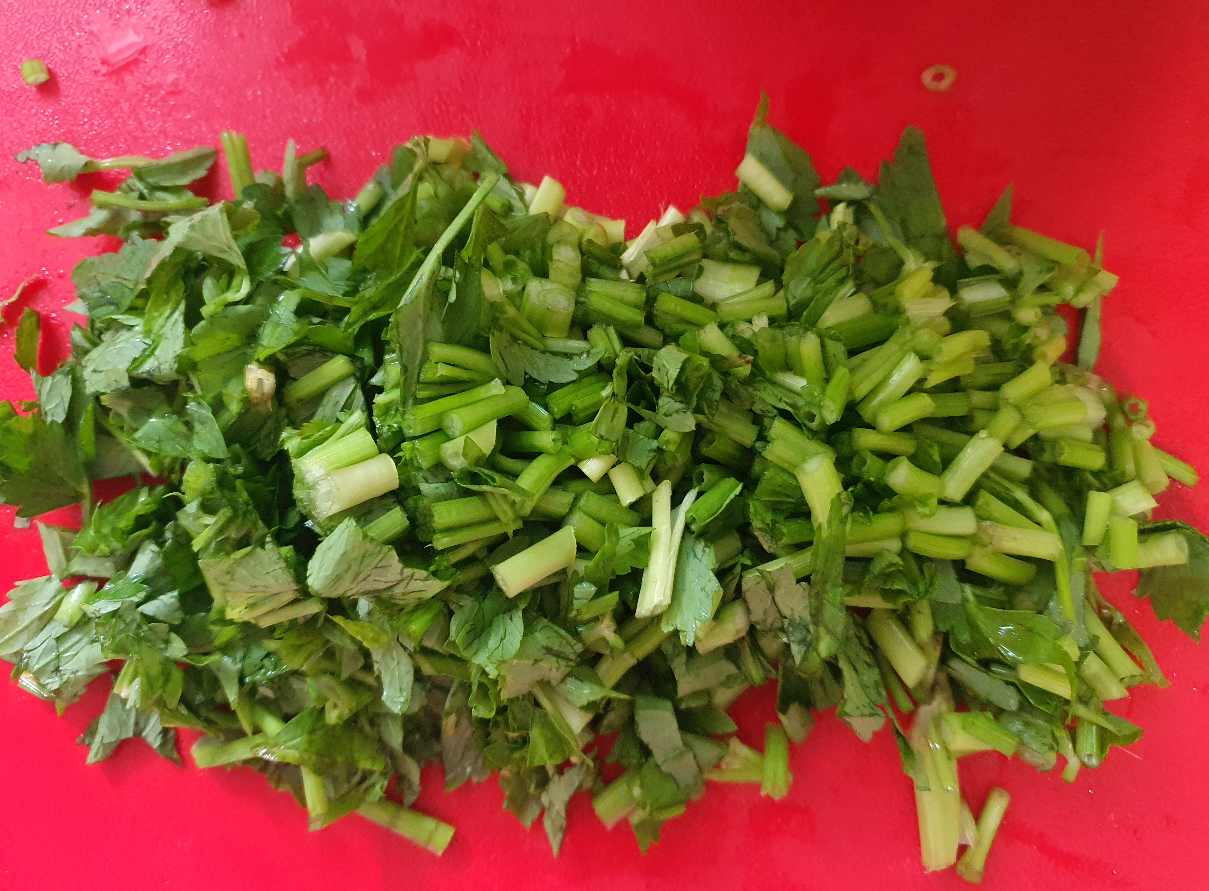 미나리는-듬뿍-넣어줍니다.