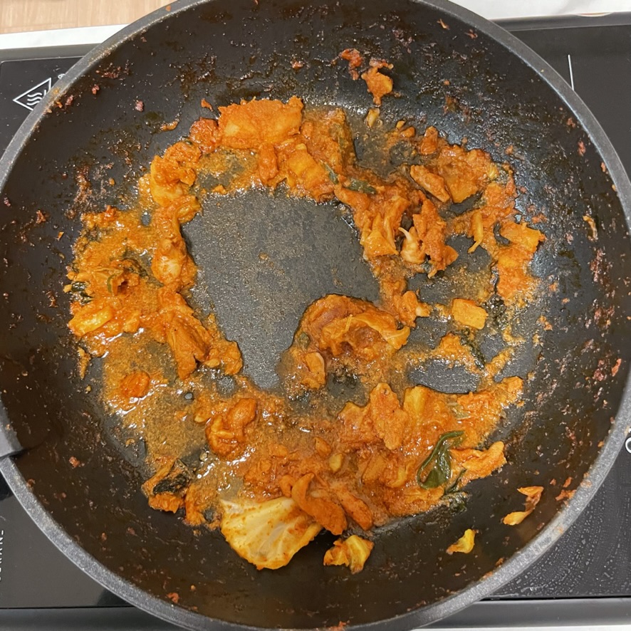 먹고 남은 닭갈비 양념입니다.