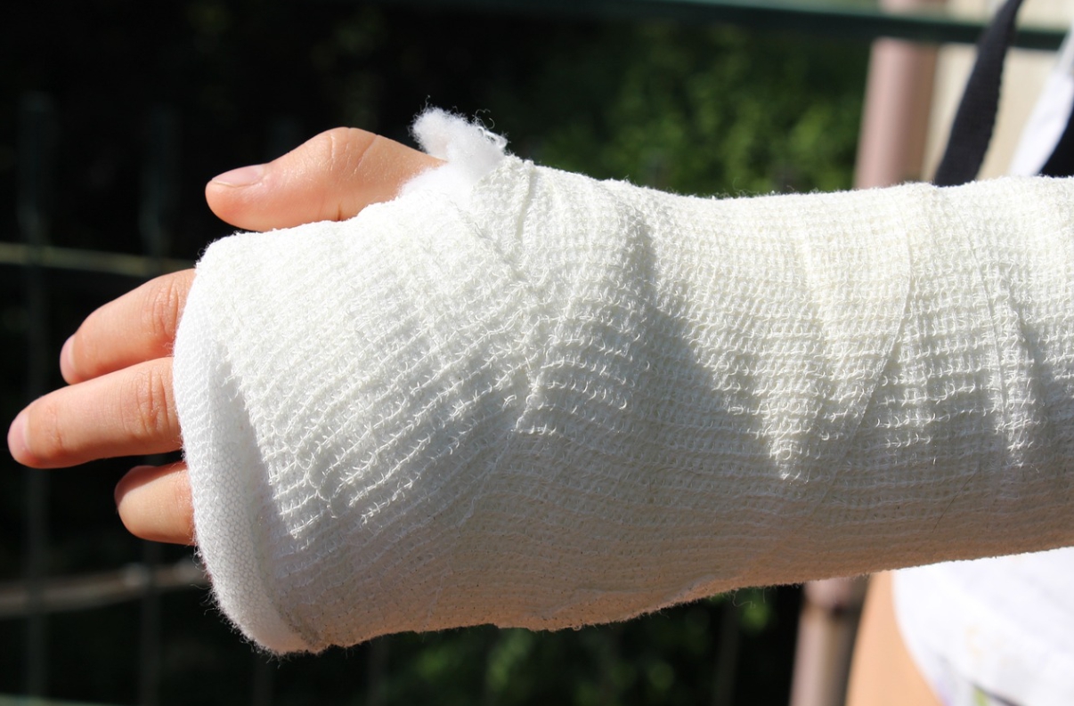 붕대가 감겨저있는 왼손