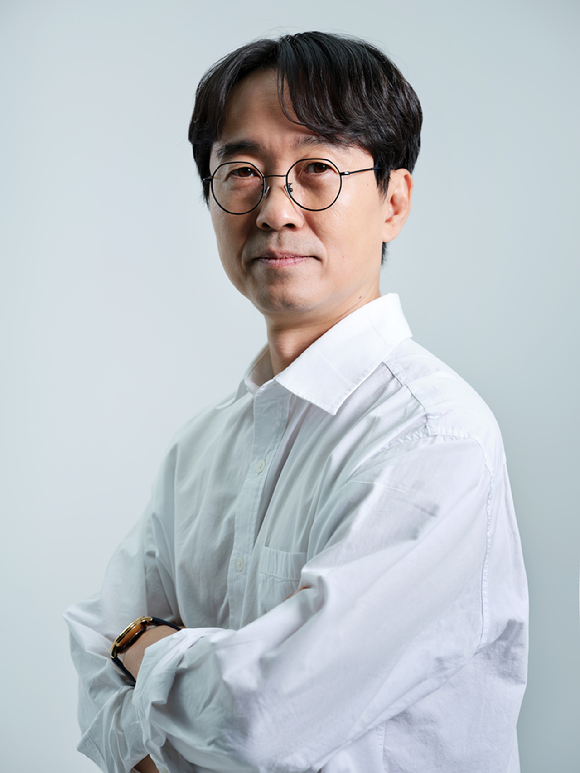 장항준 감독이 영화 &#39;오픈 더 도어&#39; 인터뷰에 앞서 포즈를 취하고 있다. [사진=㈜컨텐츠랩 비보]