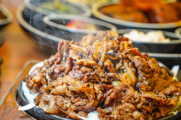 기다려야 제맛 14첩 숯불고기 한 상