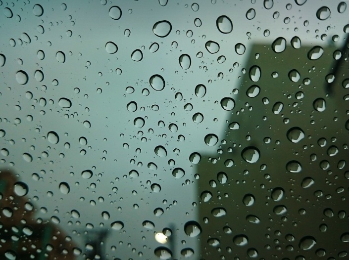 창문에 빗방울이 있는 모습