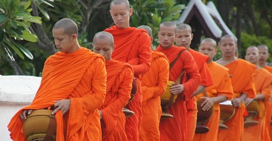 승려들의 탁발 행렬 출처 Pixabay
