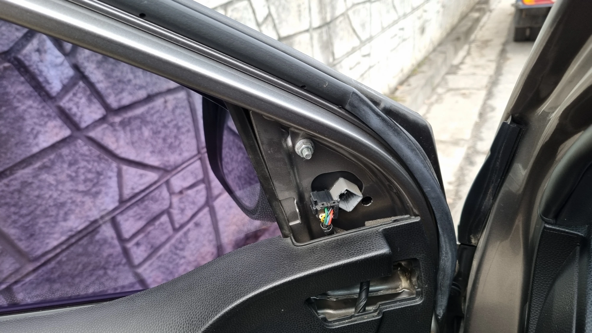 사이드미러 고정 너트 모습