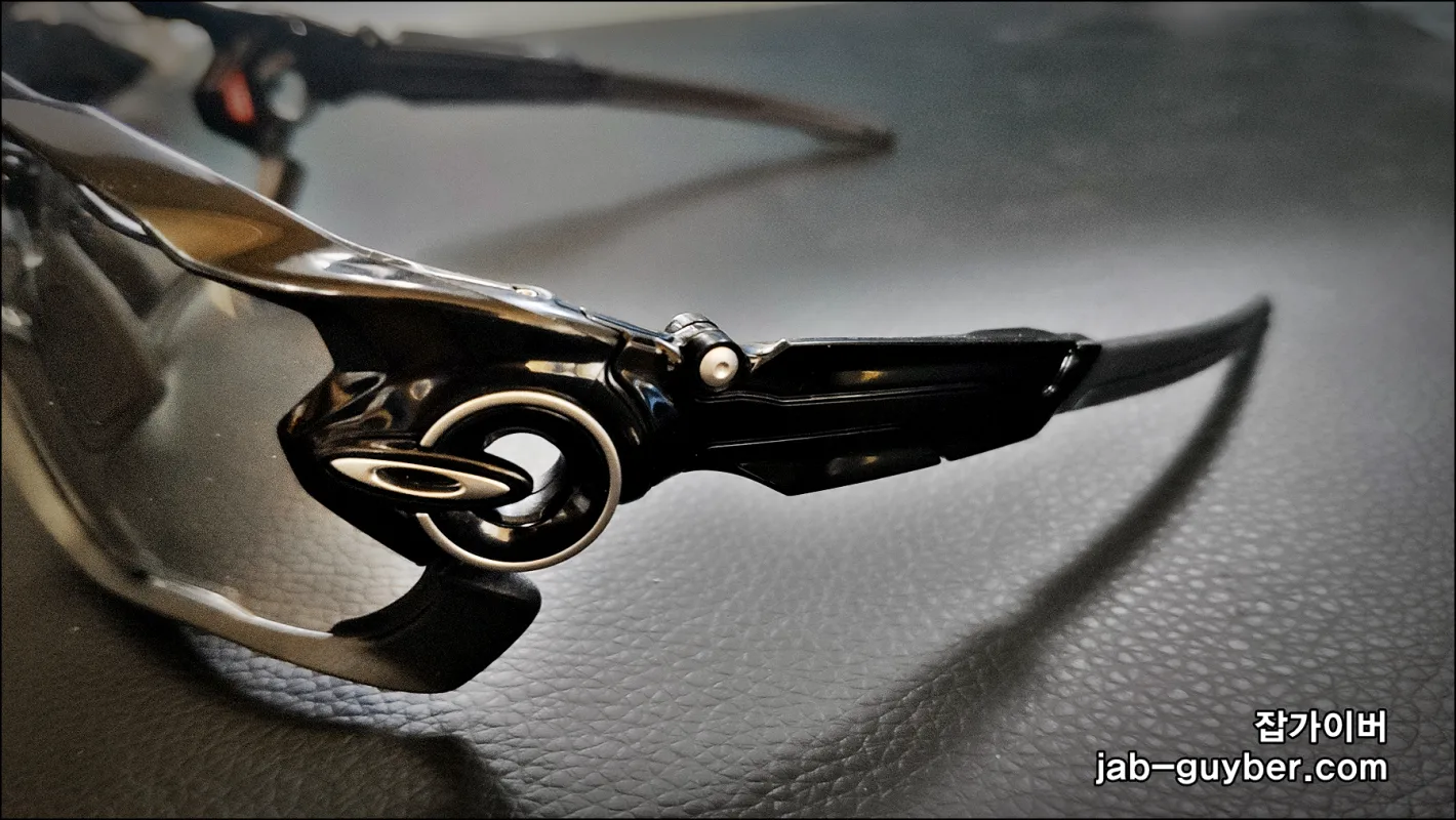 오클리 죠브레이커 변색렌즈 투명한 기본 상태