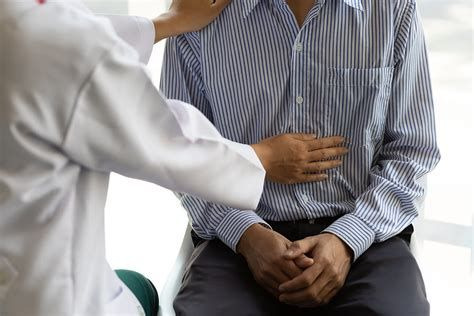 진찰하고 있는 의사