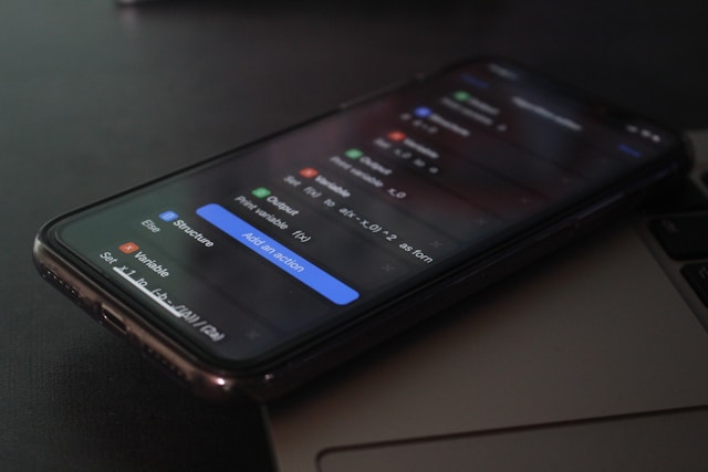 앱을 정리하고 설정을 조절하는 장면