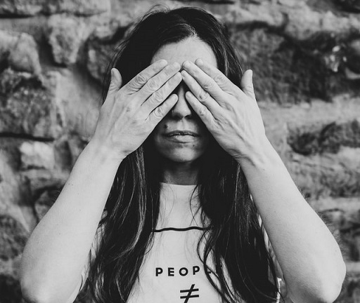 눈을 가리고 외면하는 사진