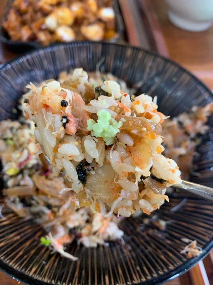 비벼진 게살 덮밥위에 고추냉이 조금