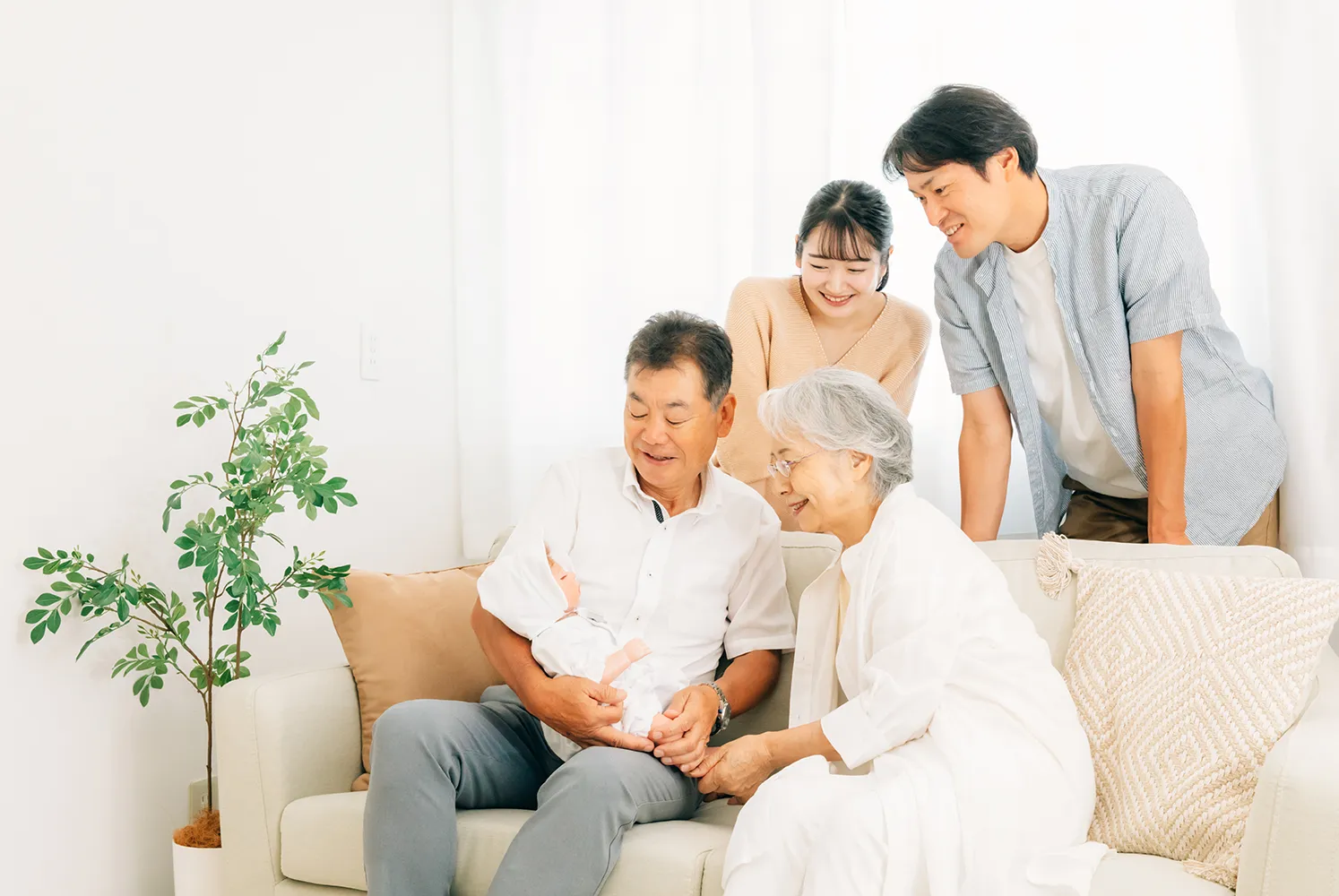 아기를 안고 있는 노부부와 젊은 부부