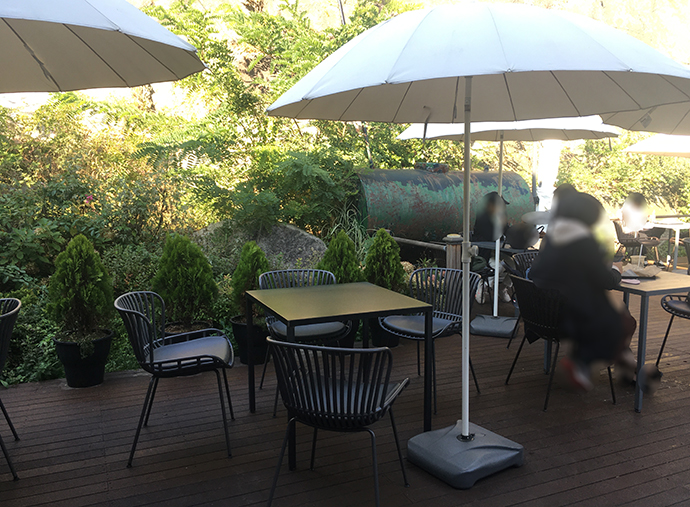 1층-뒤-밖-테이블