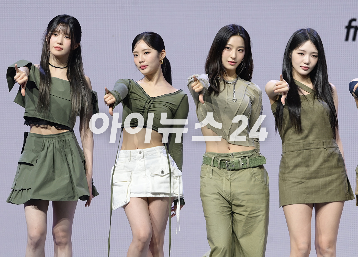 그룹 프로미스나인이 5일 오후 서울 광진구 예스24 라이브홀에서 진행된 프로미스나인(fromis_9) 첫 번째 정규앨범 '언락 마이 월드(Unlock My World)' 발매 기념 쇼케이스에 참석하고 있다. [사진=정소희 기자]