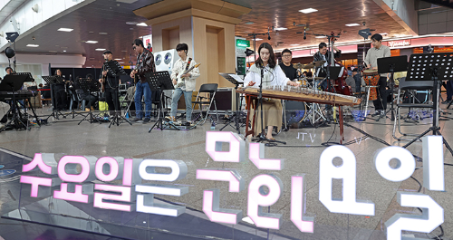 광장에서 밴드들이 연주하는 모습