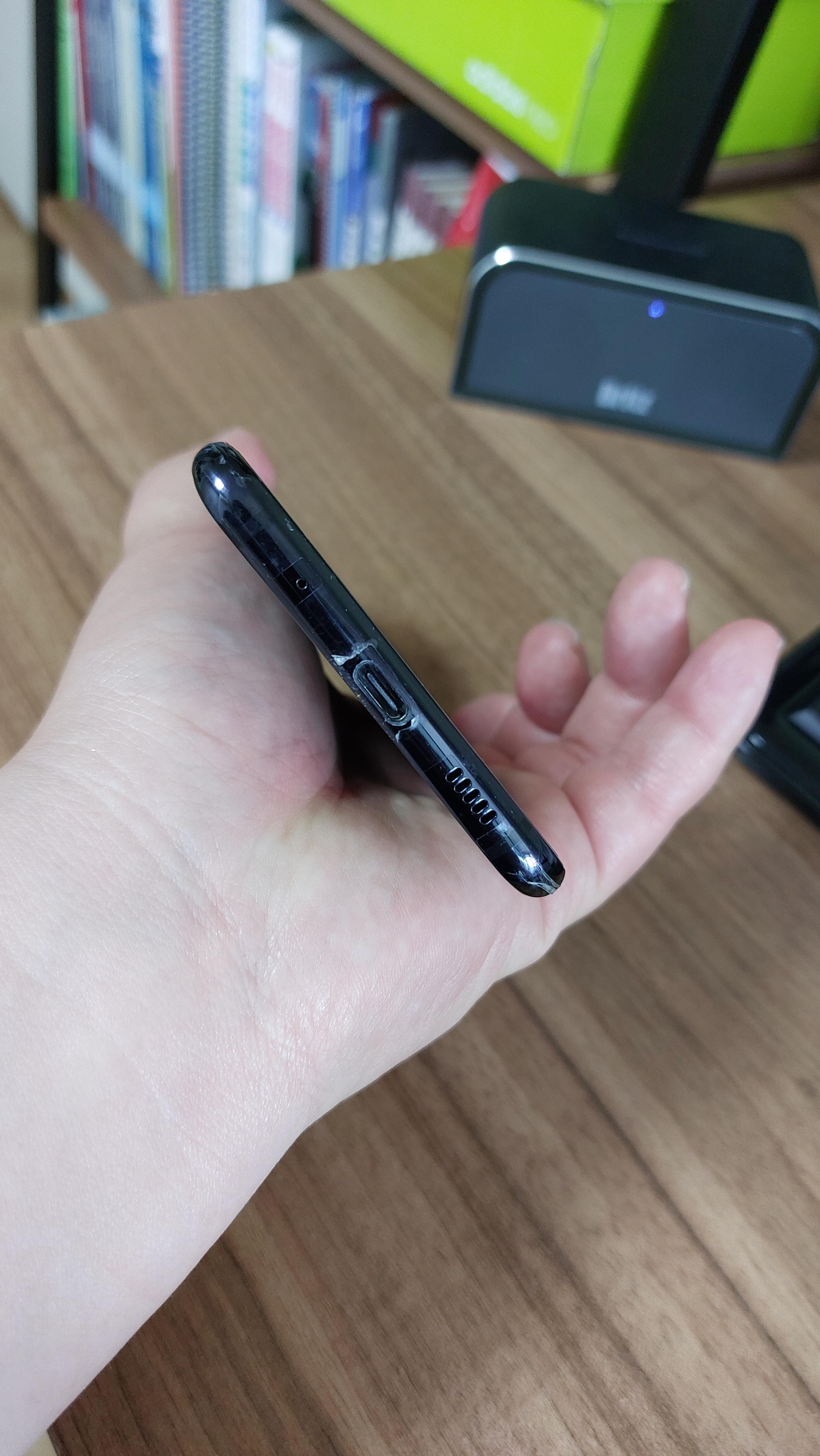 삼성 갤럭시 A9PRO 하단 충전 슬롯