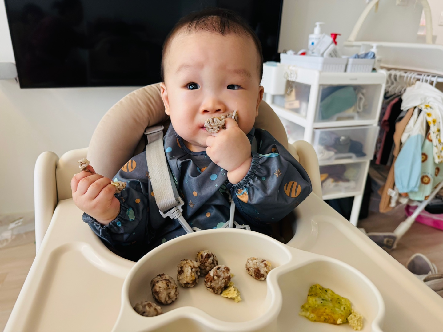 소고기버섯밥볼을 스스로 먹는 귀여운 저녁 식사 장면