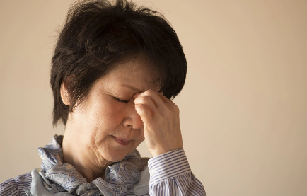 머리가 아픈 노인