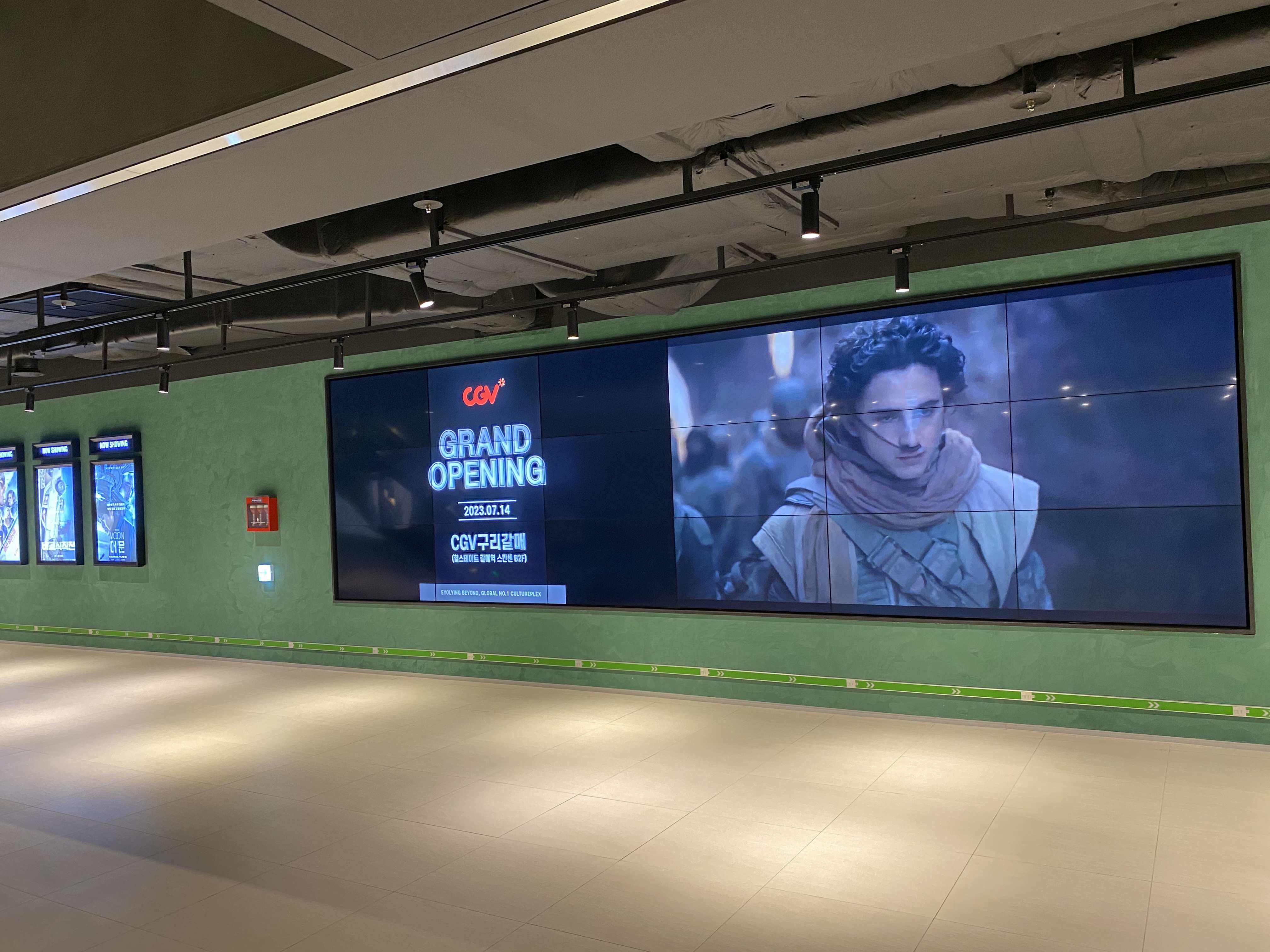 영화관 입구 로비