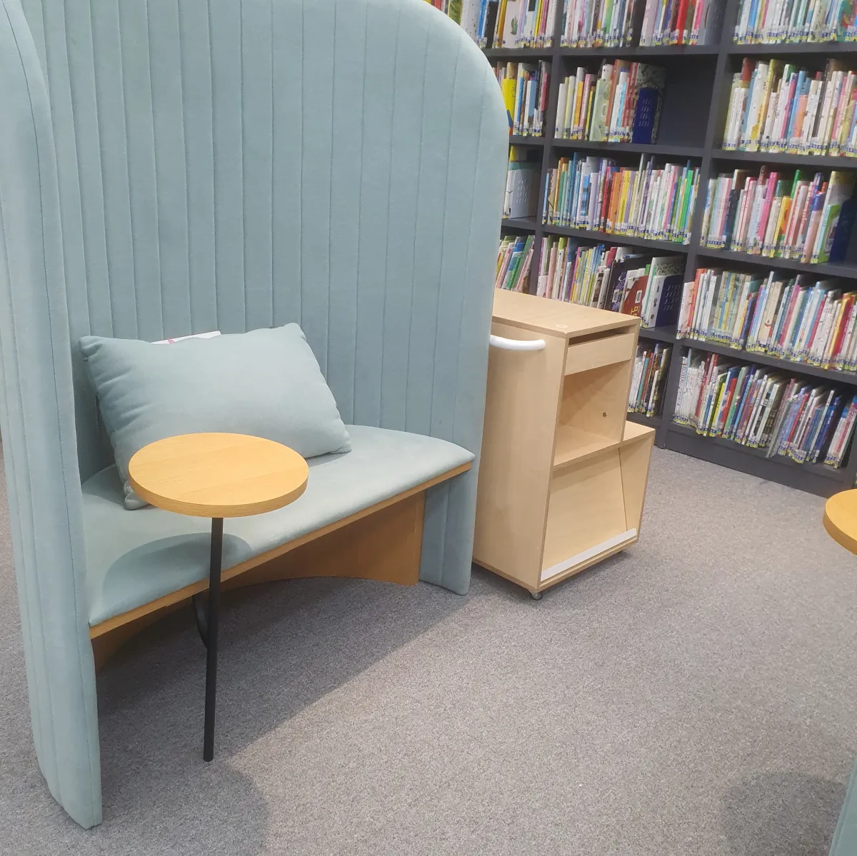 산성도서관-새싹누리실-조용한-구석-의자