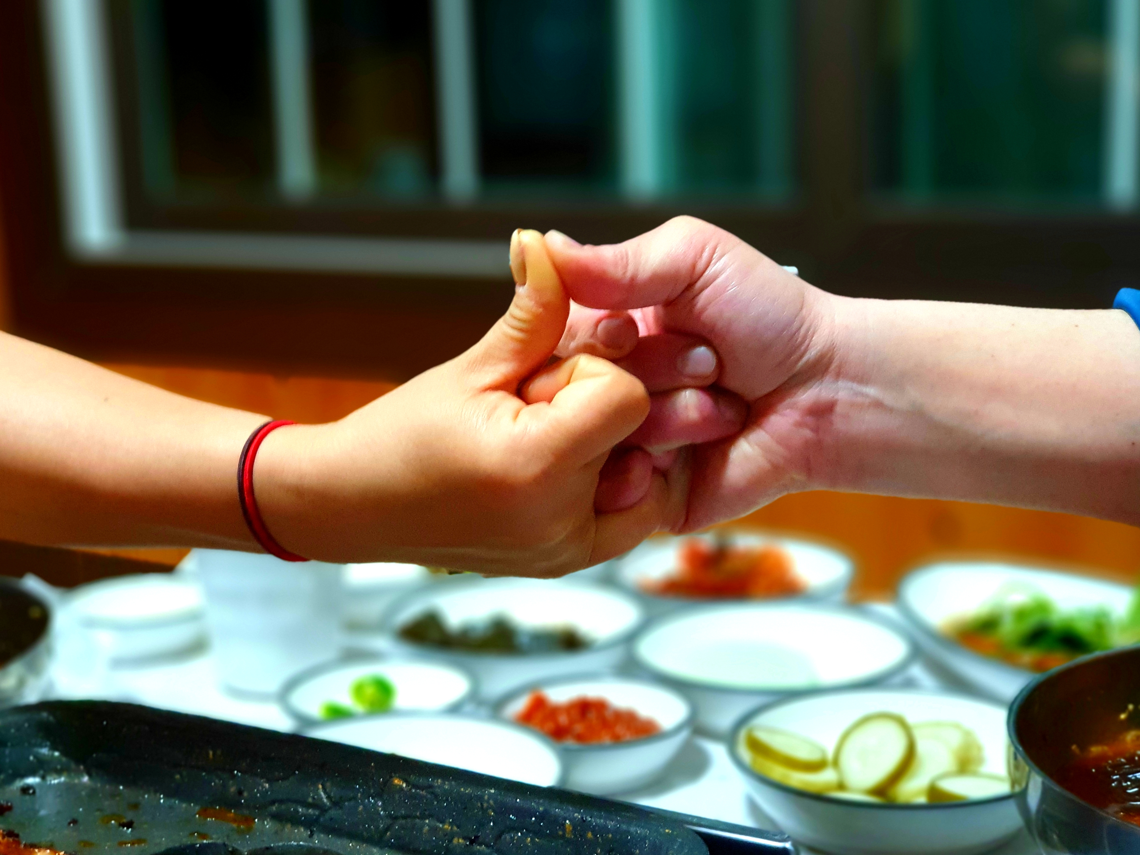 아이와 어른 약속하는 모습