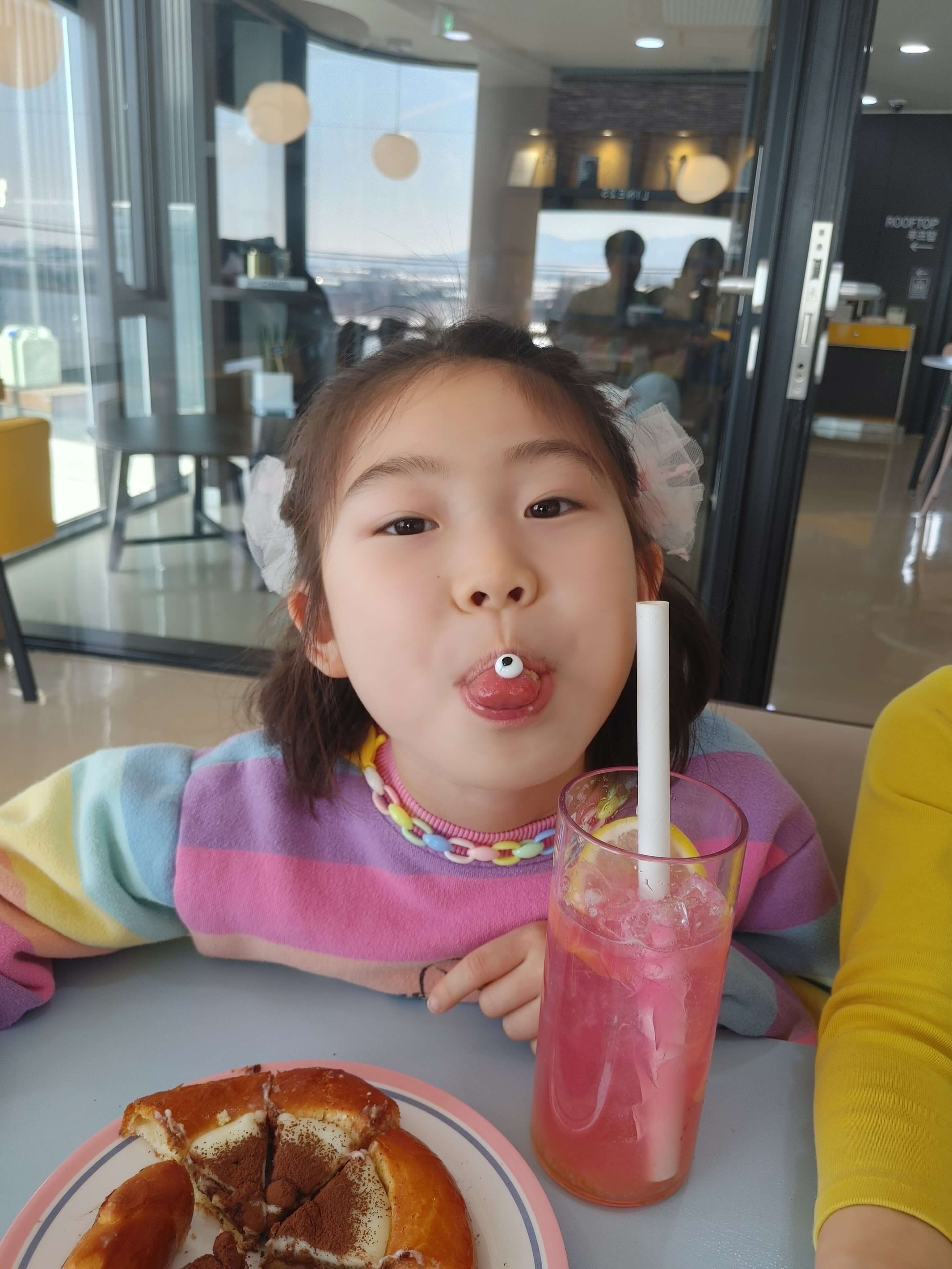 김해_강변뷰카페_라인25_음료_및_빵_주문