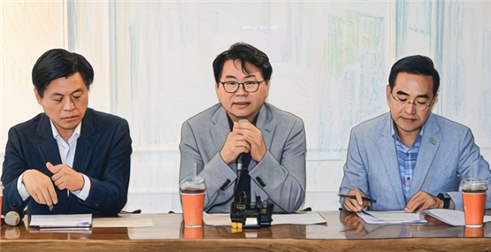 국정기획위원회는 2025년 7월 13일 서울 종로구에서 언론인 대상 기자간담회를 열었습니다. 
이번 간담회는 출범 약 30일 경과 시점에서 추진 상황을 점검하고 향후 계획을 설명하기 위해 마련되었습니다. 이한주 위원장과 주요 인사들이 참석해 모두발언과 질의응답을 포함한 약 1시간의 일정을 진행했습니다.