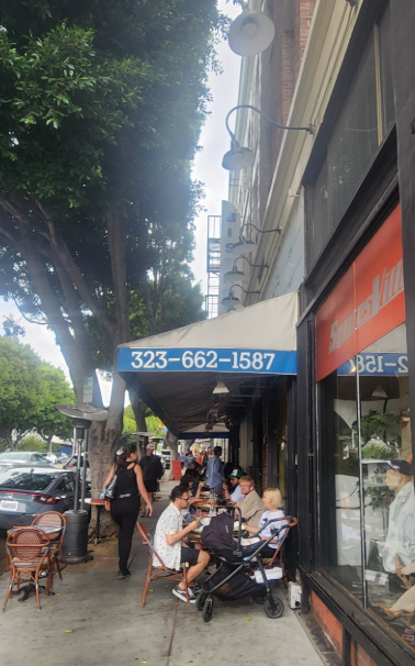 로스펠리츠 거리 위 따뜻한 브런치 풍경 – Figaro Bistrot 앞에서