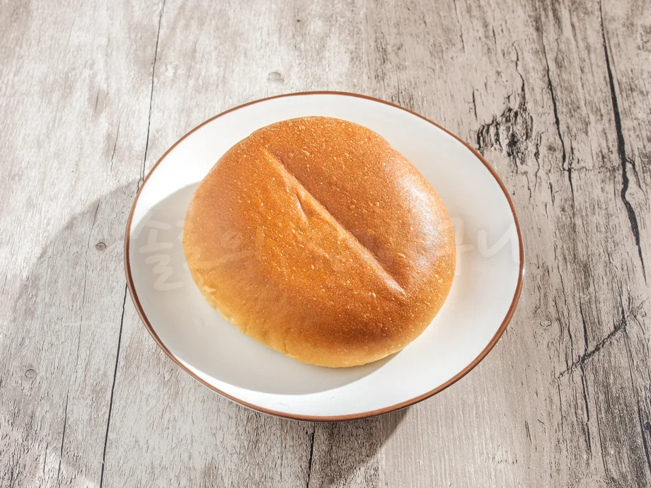 부드러운 갈색을 띄는 단팥크림빵의 윗면