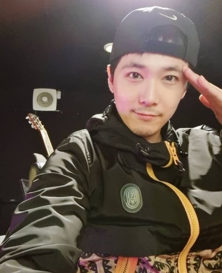 전역 후 경례하는 이홍기