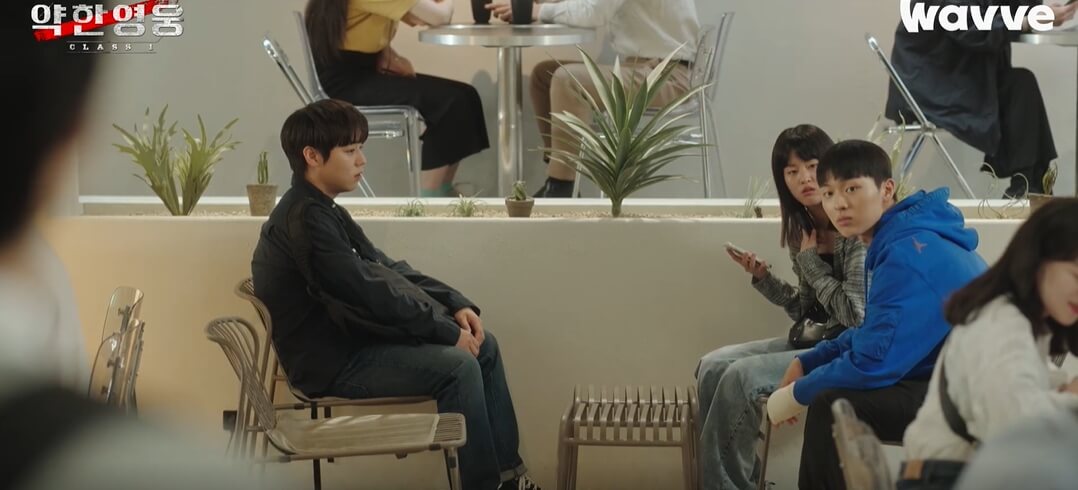 약한영웅-사람들이쳐다보는장면