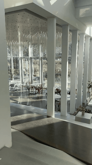 파주 헤이리 아트센터 화이트 블럭 1층 카페 내부, 화이트 톤 공간과 높은 층고, 통창으로 들어오는 햇빛 풍경