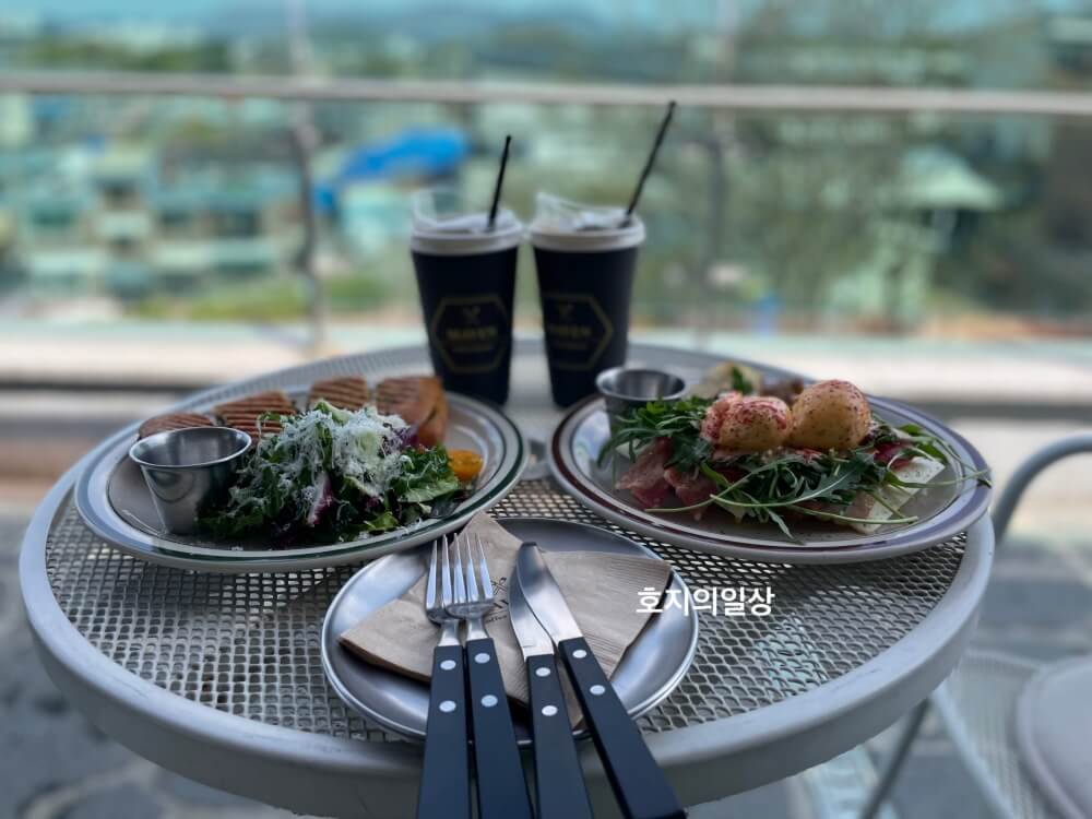 카페 메이븐 - 테라스석 테이블 위에 음식들