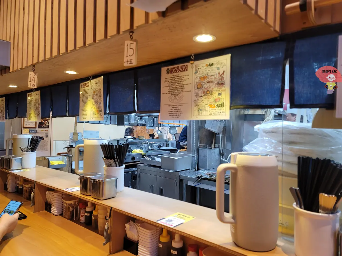 경기-구리시-맛집-우동-키노야-정돈된-키친과-식당-테이블