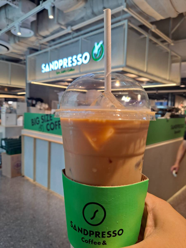 샌드프레소 배경 라떼 인증샷