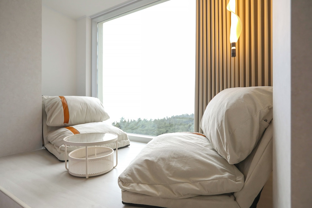 강릉 하운드 더 블루 호텔｜오션뷰&middot;넷플릭스&middot;카페까지&amp;#44; 할인 혜택으로 가성비 숙소 예약하기!