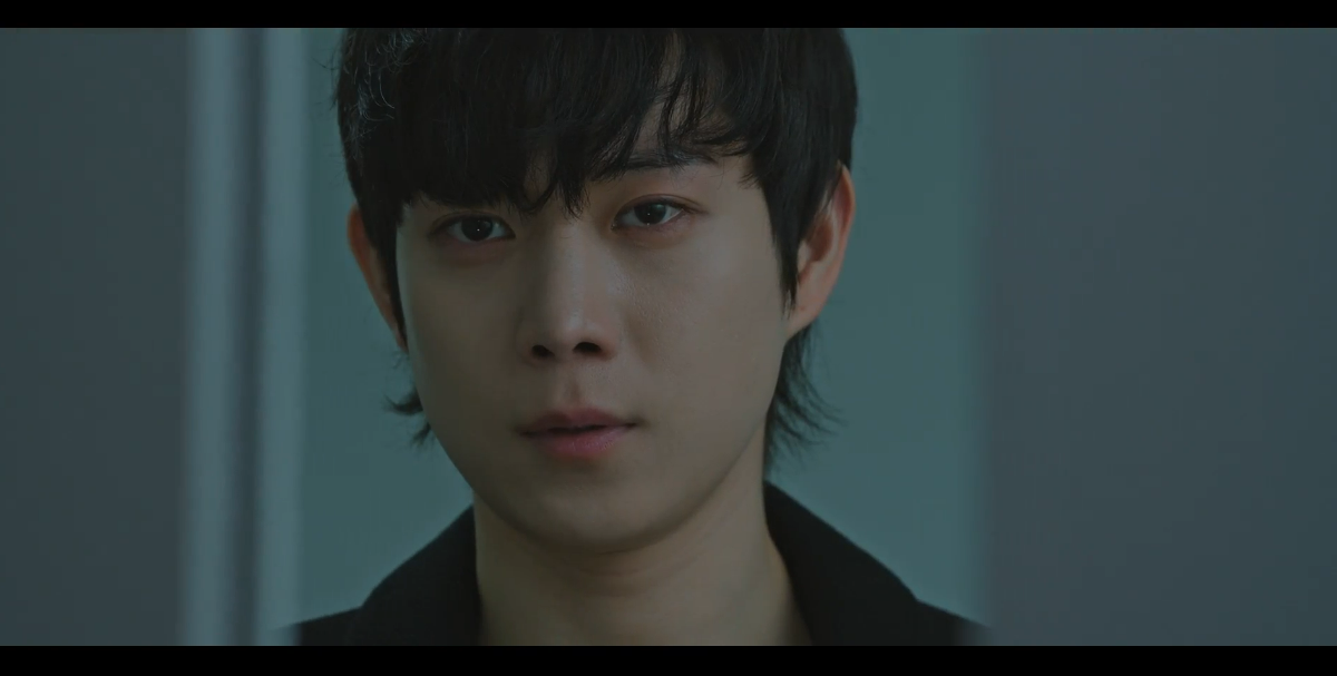 병실에 누워있는 엄마를 바라보기만 하고 돌아서는 준서