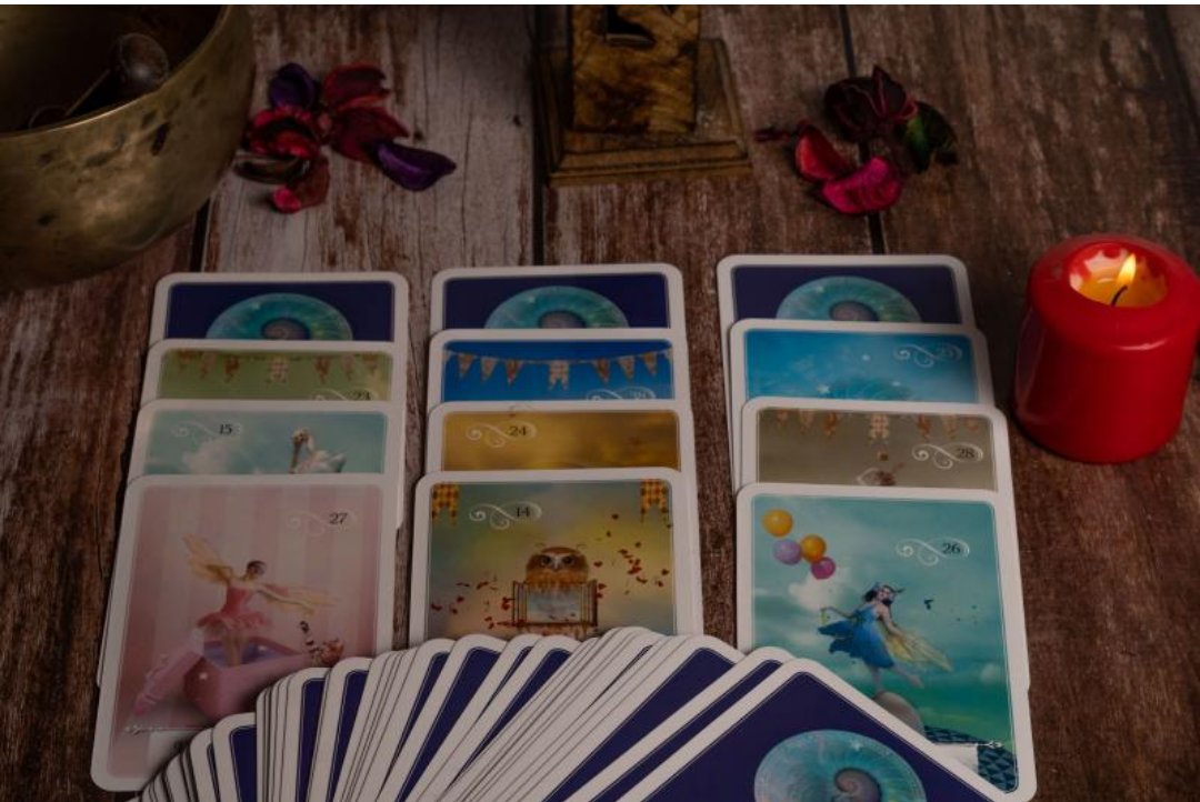 타로카드들이 나란히 놓여져있다.