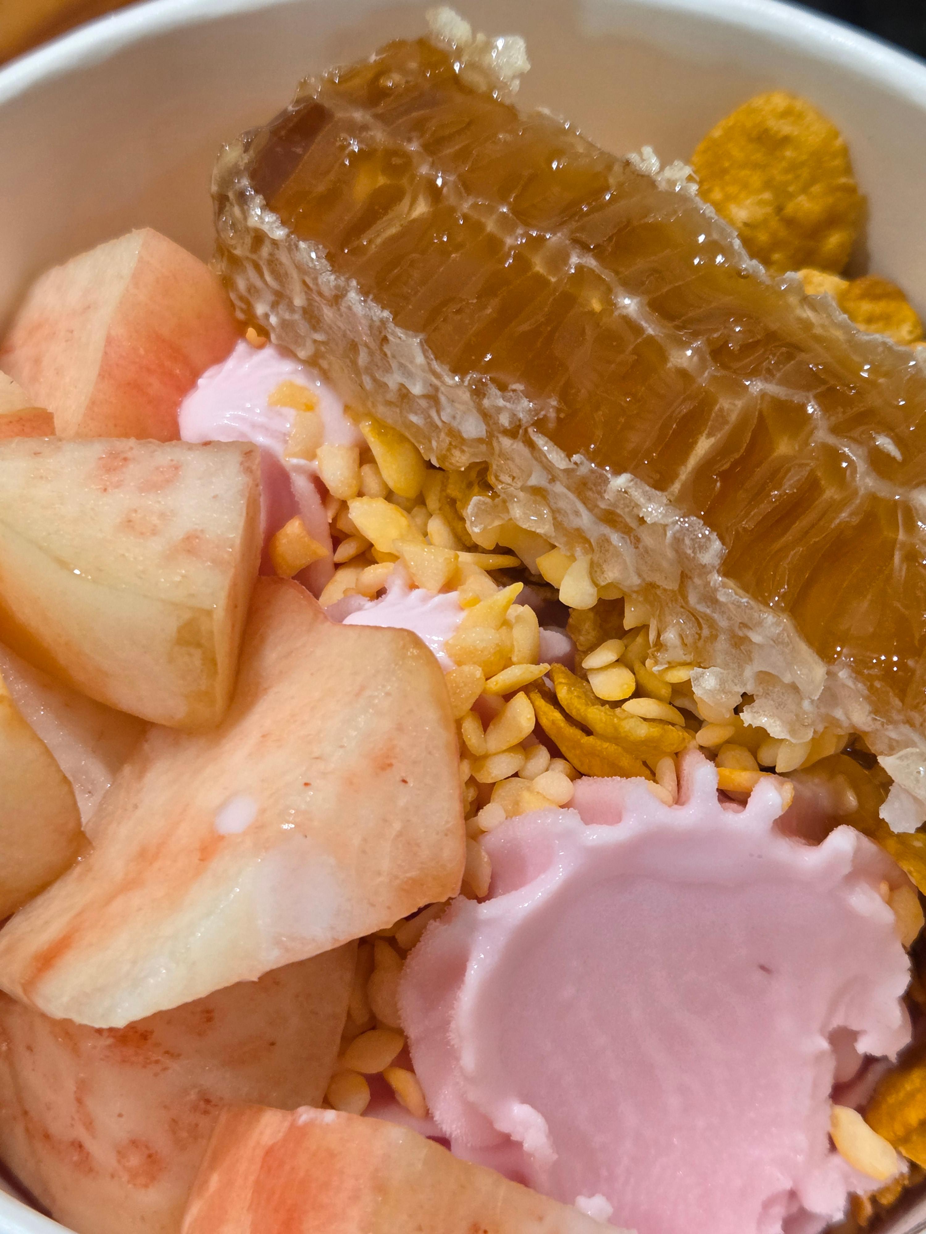 납작복숭아 허니피치월드 아이스크림 클로즈업, 꿀벌집과 복숭아 조각, 시리얼 토핑