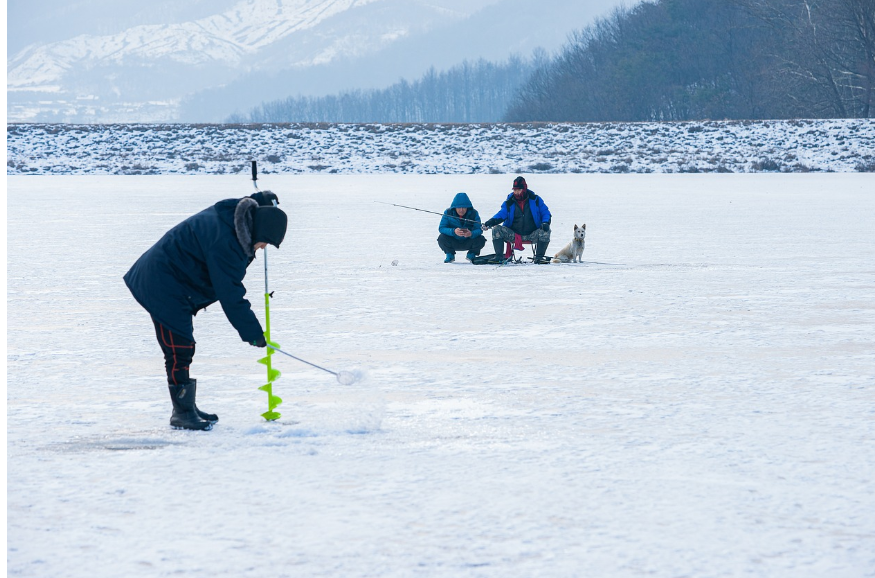 겨울철 자연과 함께 즐기는 얼음 낚시 체험 여행