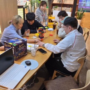 즐겁게 보드게임을 즐기는 사진