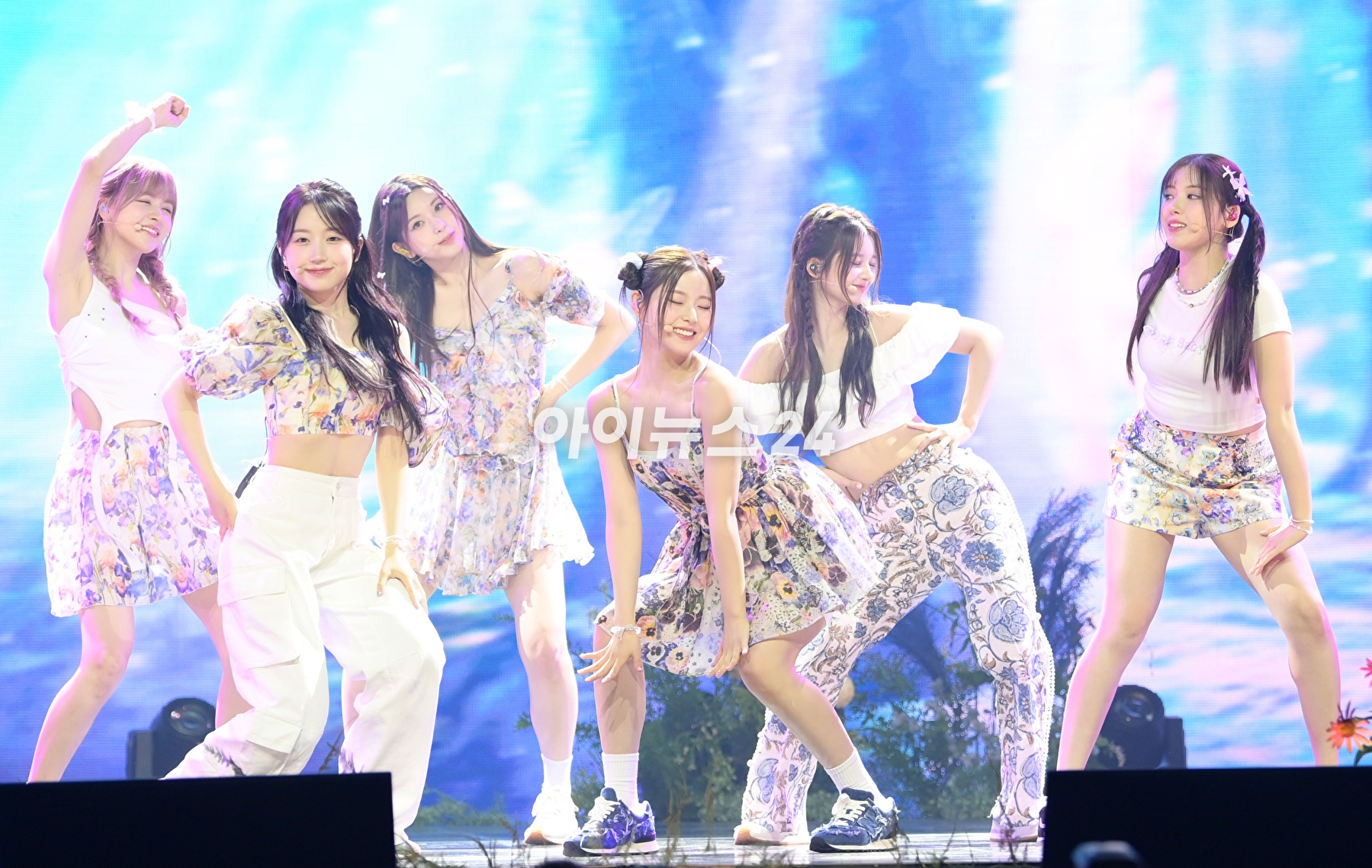 그룹 엔믹스가 11일 오후 서울 용산구 한남동 블루스퀘어에서 열린 엔믹스(NMIXX) 세 번째 싱글 앨범 '어 미드서머 엔믹스 드림'(A Midsummer NMIXX's Dream) 발매 기념 쇼케이스에 참석하고 있다. [사진=정소희 기자]