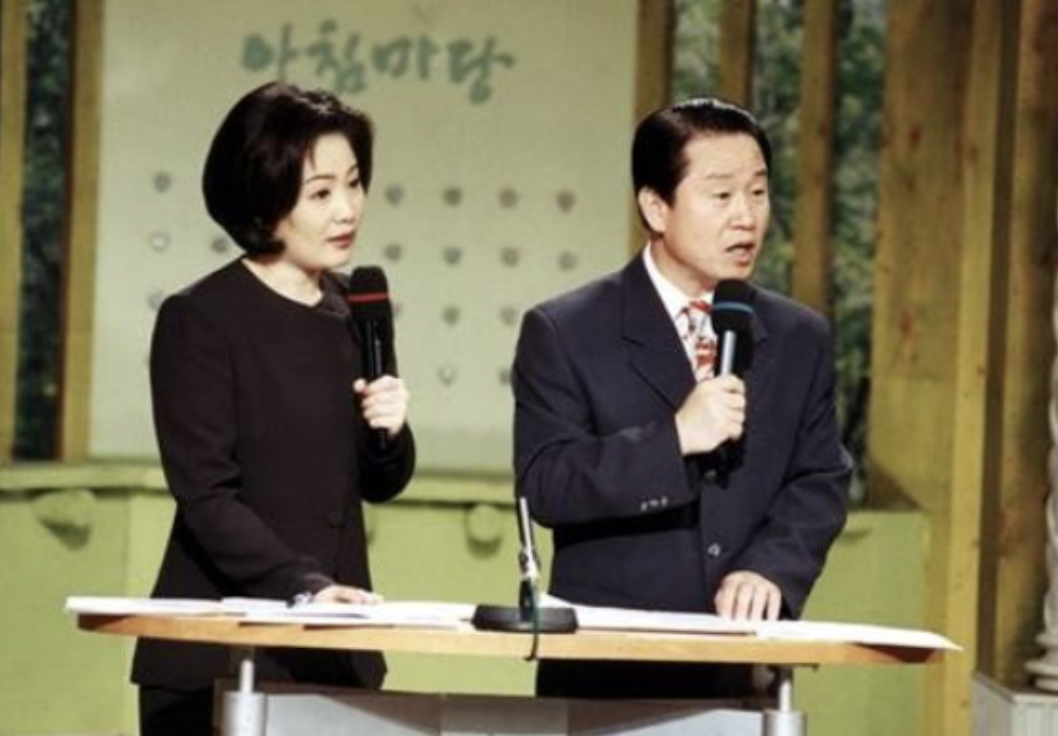 이금희 아나운서 아침마당 진행하는 모습