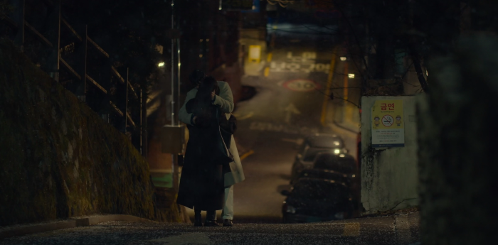 골목길에서 키스하는 남자와 여자