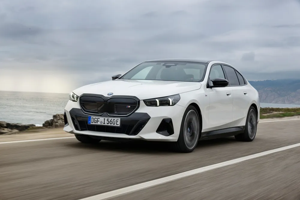 BMW 10월 프로모션 대표 모델 i5