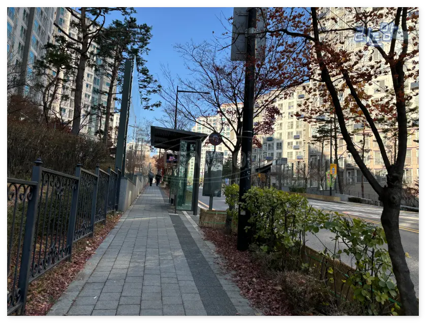 래미안옥수리버젠 -버스정류장-도로-아파트-깨끗함