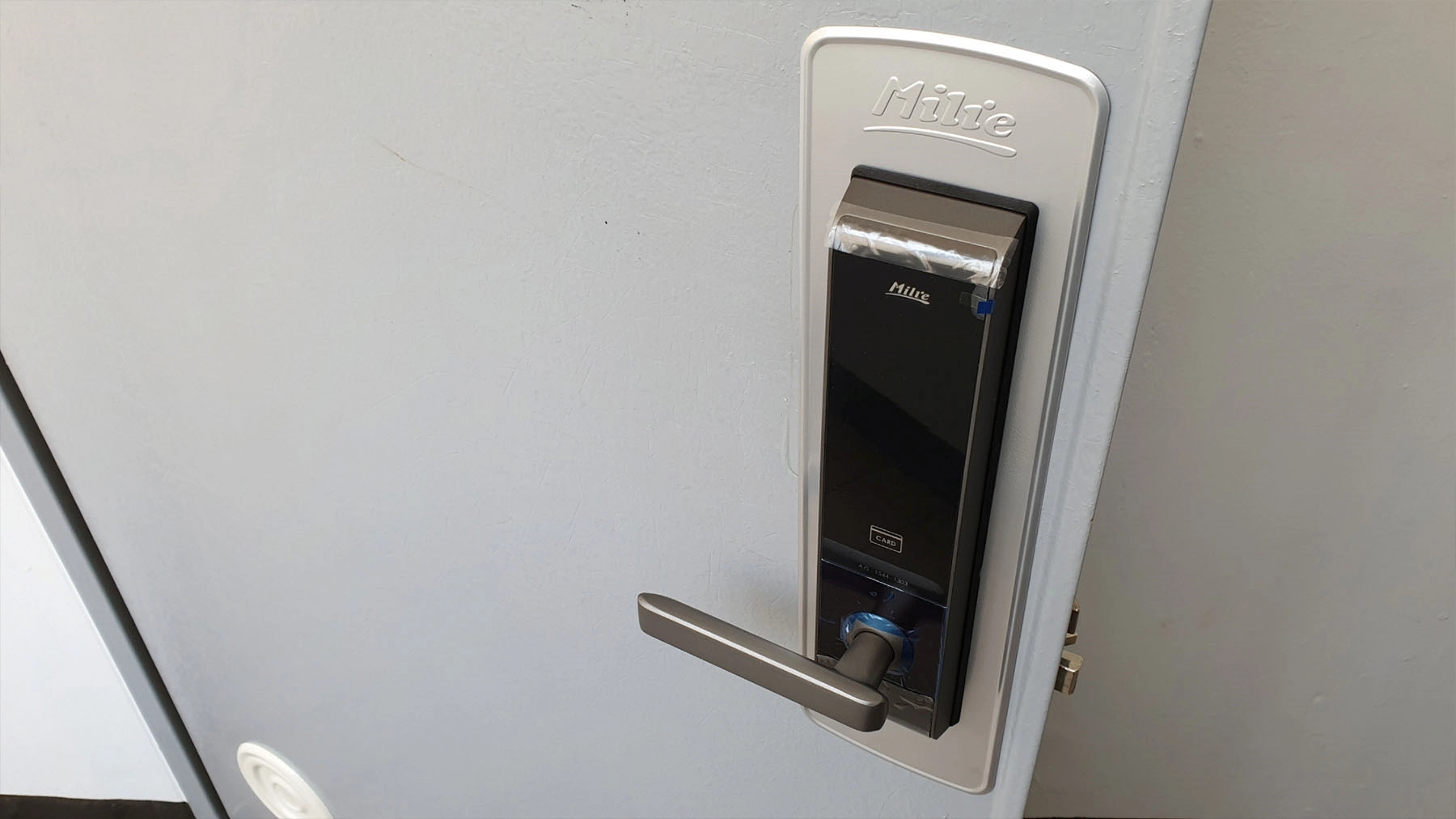 실외 도어록 고정 모습