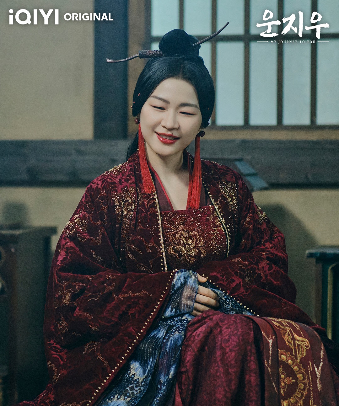 운지우-궁자상-웃으며 앉아있는 모습