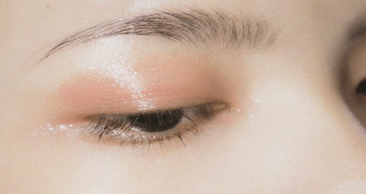 예쁜 눈을 가진 여성